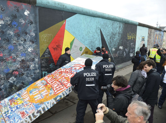 Manifestación contra perforación de Muro de Berlín
