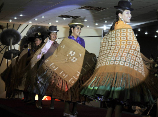 Mujeres aymaras busca promover la alta costura andina