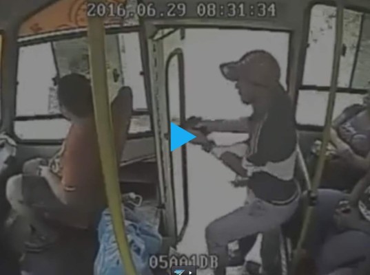 Video: Sicario aborda un autobús para asesinar a un hombre