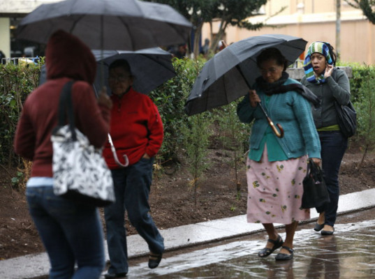 Lluvia tempranera sorprende a los capitalinos