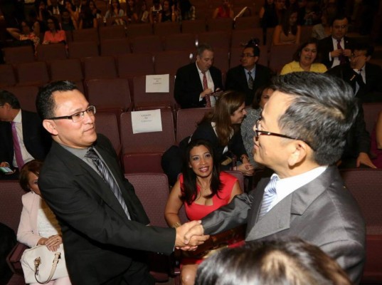 Ceremonia de entrega del premio Álvaro Contreras a director de EL HERALDO
