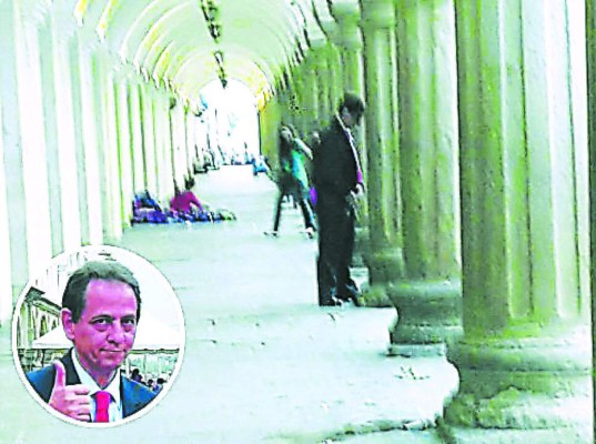 Suspendido de su cargo y sin salario ministro consejero que orinó monumento en Guatemala