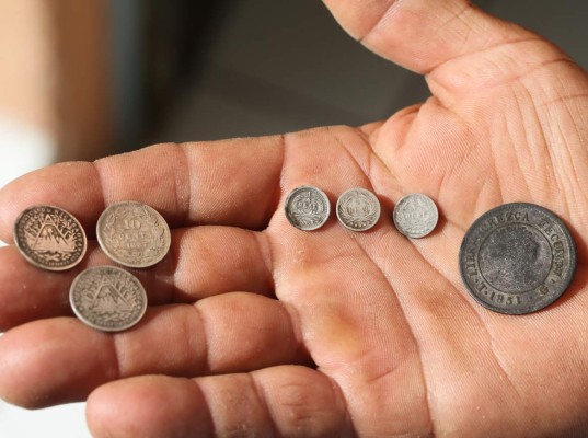 Vestigios lencas envueltos entre la maleza y abandono