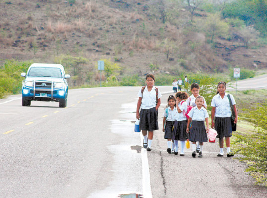 Miles de niños y jóvenes de Choluteca viajan a pie en busca de educación