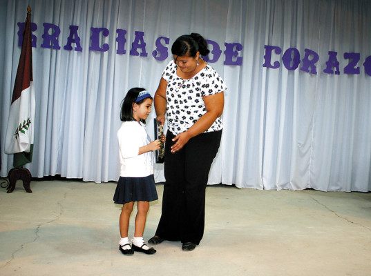 Escolares y docentes reconocen labor de periodistas de EL HERALDO