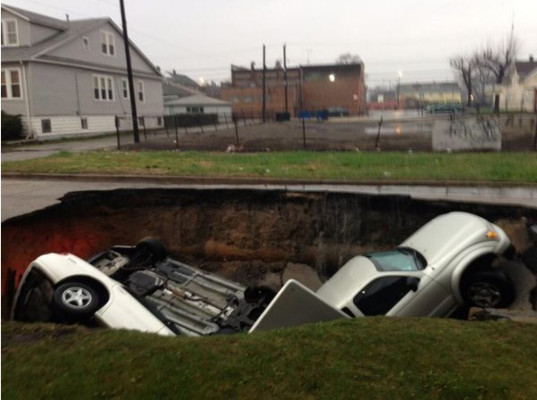 Agujero se traga carros