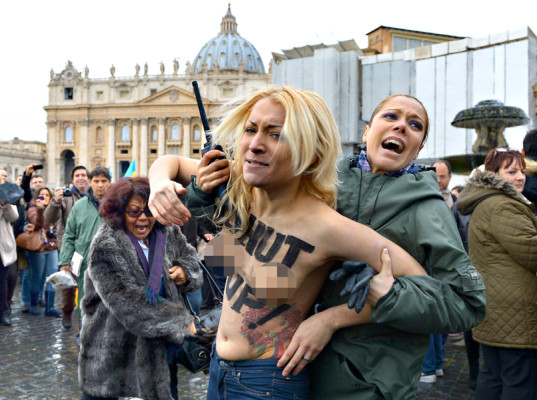 Cuatro mujeres se desnudan frente al Papa