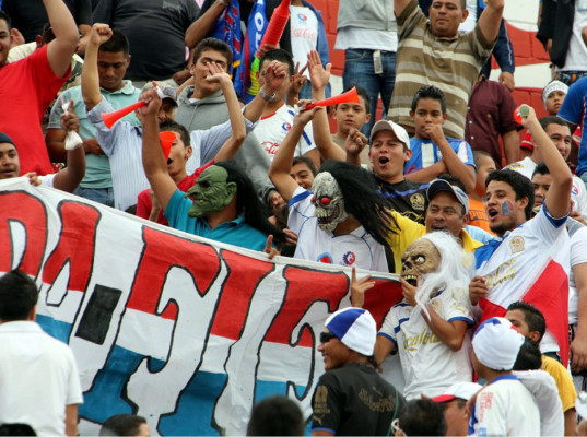 La afición llenó el Nacional y puso el ambiente en el Olimpia-Choloma