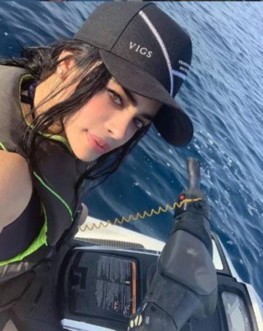 FOTOS: Así es Marian Santos, cantante mexicana que coincidió en Roatán con Alberth Elis