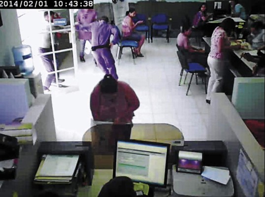 Video capta crimen contra guardia de seguridad en atraco a financiera