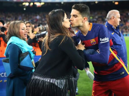 Fotos: Los besos más apasionados de los futbolistas y sus parejas