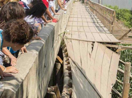Al menos 23 peregrinos heridos al caer puente de madera en Rio&nbsp;&nbsp;&nbsp;&nbsp;