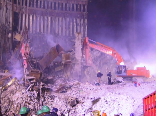 Publican fotos inéditas del ataque a Torres Gemelas que fueron tomadas por obrero (Parte I)