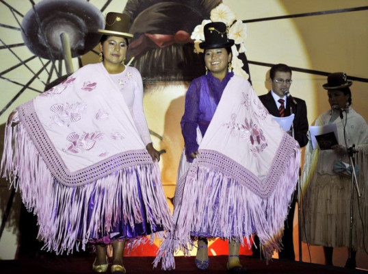 Mujeres aymaras busca promover la alta costura andina