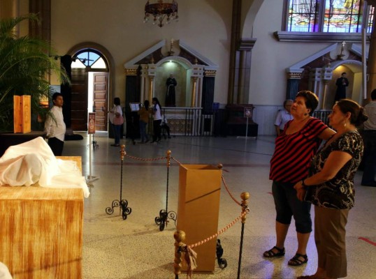 Más de 40 mil devotos aprecian la Sábana Santa