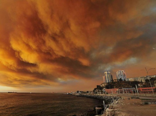 Valparaíso bajo amenaza por gigantesco incendio