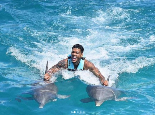 La trágica muerte de MC Kevin, cantante brasileño que se lanzó a la piscina desde un onceavo piso