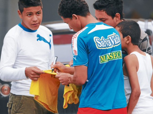 Tosello echa presión a Real España