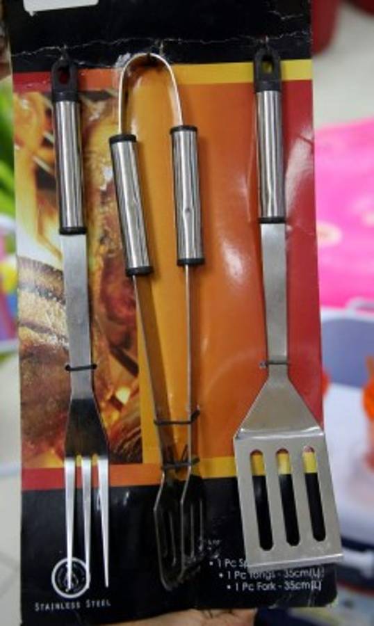 Set de pinzas para servir y voltear.(Lady Lee City Mall)Foto:David Romero.