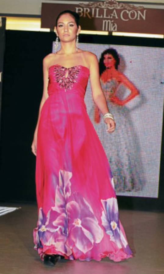 Exquisita colección en Mía Debutante Runway 2012