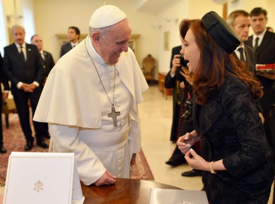 Presidenta argentina sufre esguince de tobillo en Roma