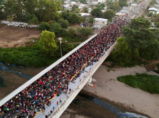 'Le pedimos a AMLO que nos abra las puertas', migrantes en puente fronterizo