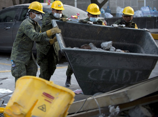 Aumentan a 32 los muertos por explosión en sede de Pemex
