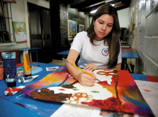 Marcela Beatriz Urquía, entre pinceles y pinturas