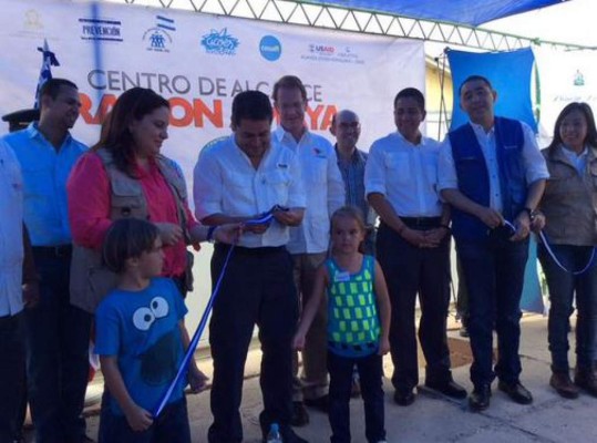 Presidente de Honduras inaugura Centro de Alcance en la capital