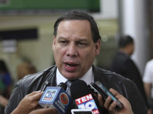 Senado francés destaca labor altruista de científico Marco Tulio Medina