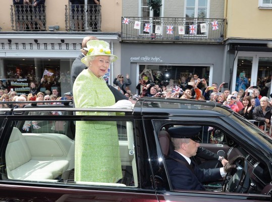 La reina Isabel II cumple 90 años sin signos de agotamiento