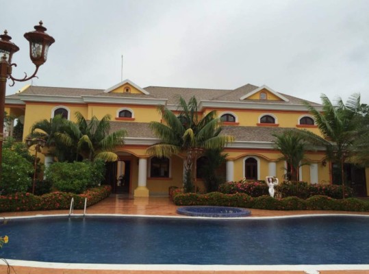 Encuentran autos clásicos y de lujo a narco hondureño preso en Estados Unidos