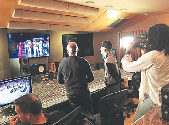 Joven hondureño graba con el exitoso Emilio Estefan