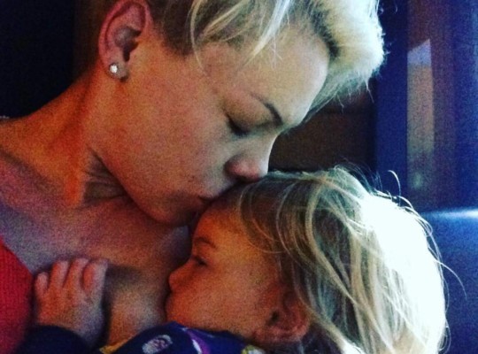 ¡Sorpresa! Pink comparte su segundo embarazo con tierna fotografía