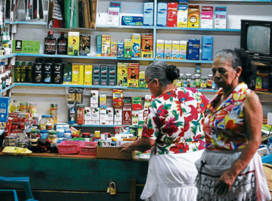 Demanda de medicamentos se suple en puestos, calles y buses