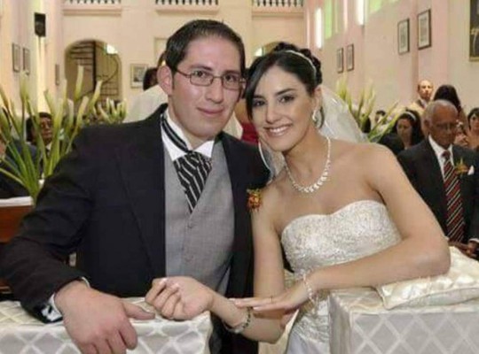 Hombre graba el momento en que su esposa sale de un motel con su amante