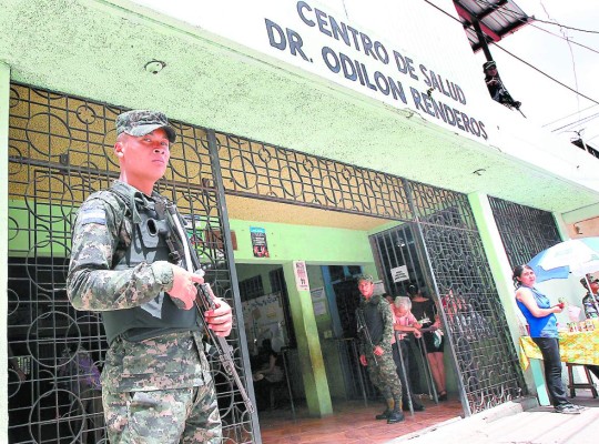 Militares revisan entradas y salidas de carros en hospitales