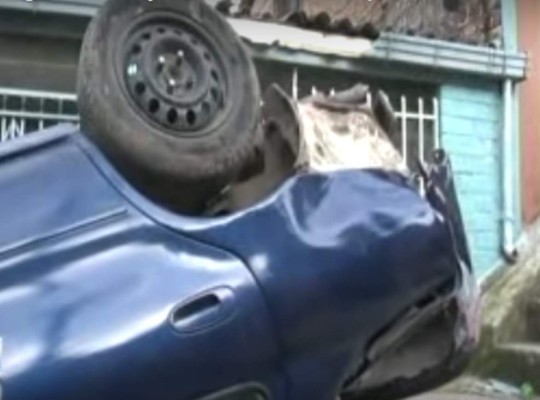 Carro se precipita por callejón de barrio El Bosque
