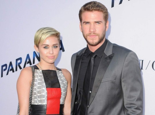 Miley y su novio Liam Hemsworth llevan alegría a varios niños de un hospital
