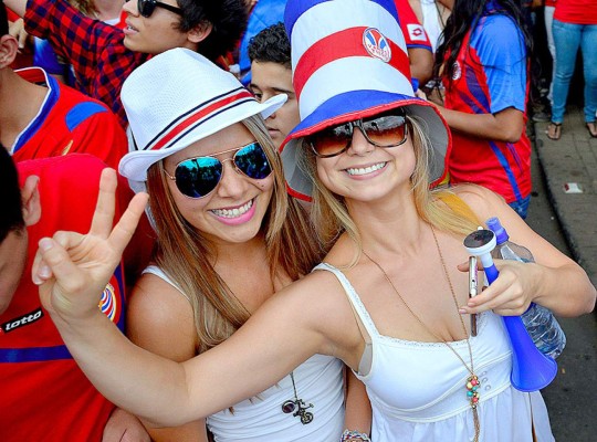 Bellezas mundialistas engalanan estadios y calles