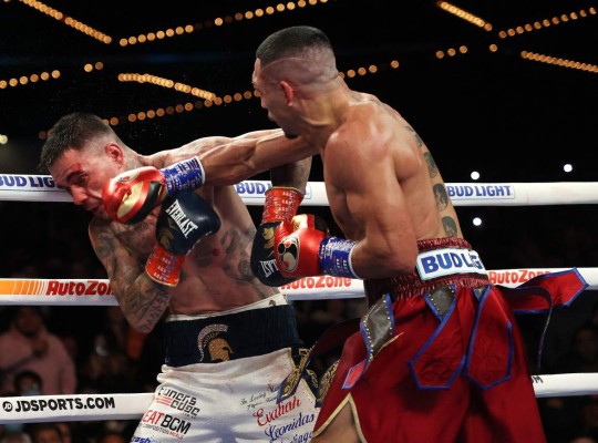 Golpes de poder, caídas y rostros dañados: así fue la pelea entre Teófimo y Kambosos