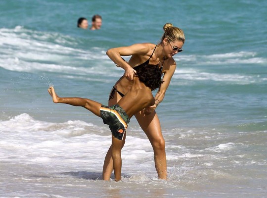 Un 'ángel' se roba las miradas en las playas de Miami