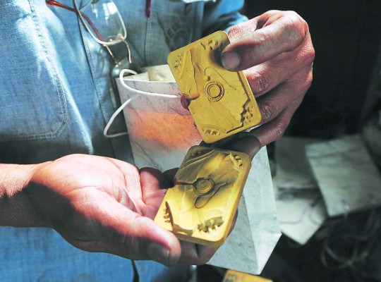 Don Óscar, el artista que hace joyas con radiografías