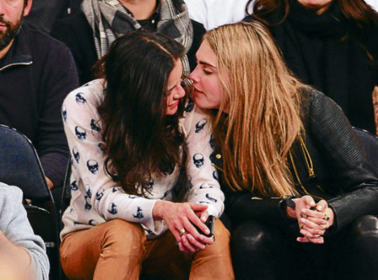 Besos y abrazos entre Michelle Rodríguez y Cara Delevingne