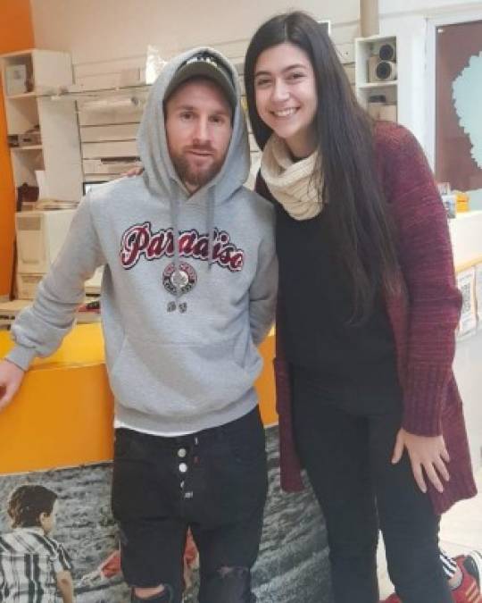 Messi visita un mall en Argentina para tomarse una foto tamaño carné y causa furor entre los empleados