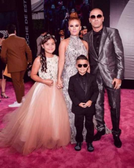 Premio Lo Nuestro: Así vistieron los famosos en la alfombra magenta