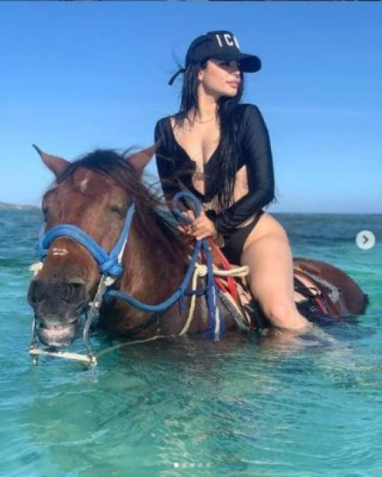 FOTOS: Así es Marian Santos, cantante mexicana que coincidió en Roatán con Alberth Elis