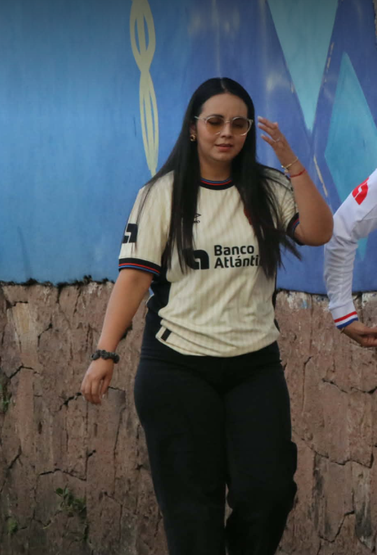 Las bellas chicas que fueron captadas en el Nacional en final de Supercopa de Honduras