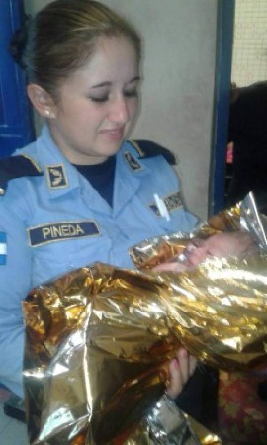 Hondureña da a luz a una niña con asistencia de varios policías  