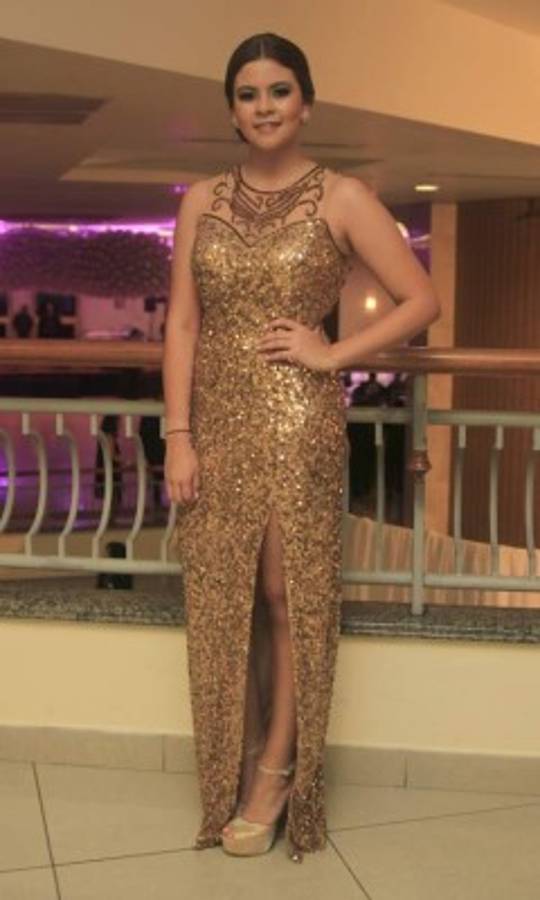 Encajes y pedrería iluminaron las prom